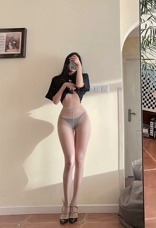 纪念小VV-肉丝脚丫[18P-101MB]-COS神图